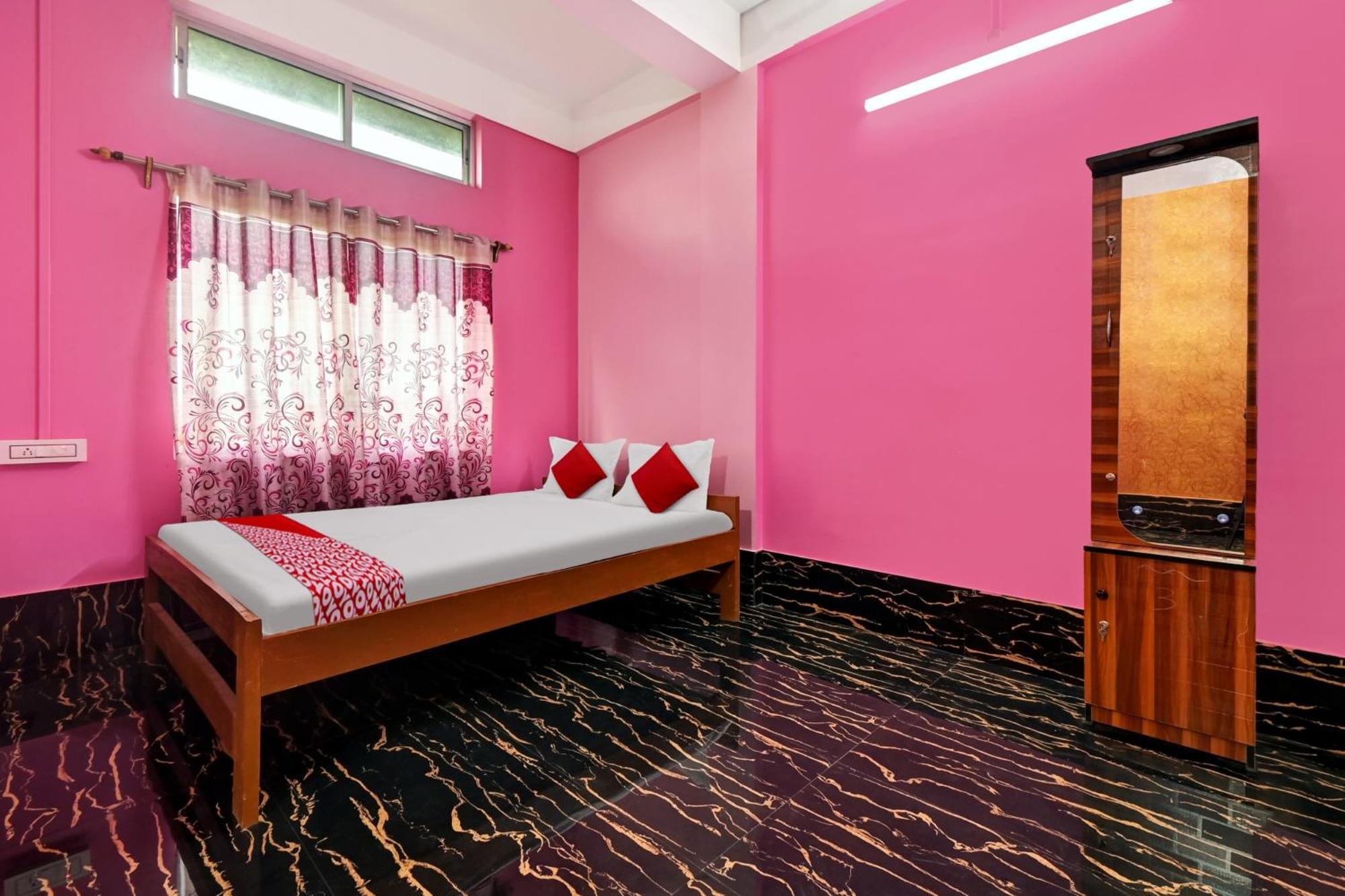 Oyo Flagship The Brahmaputra Homestay Guwahati Exterior foto